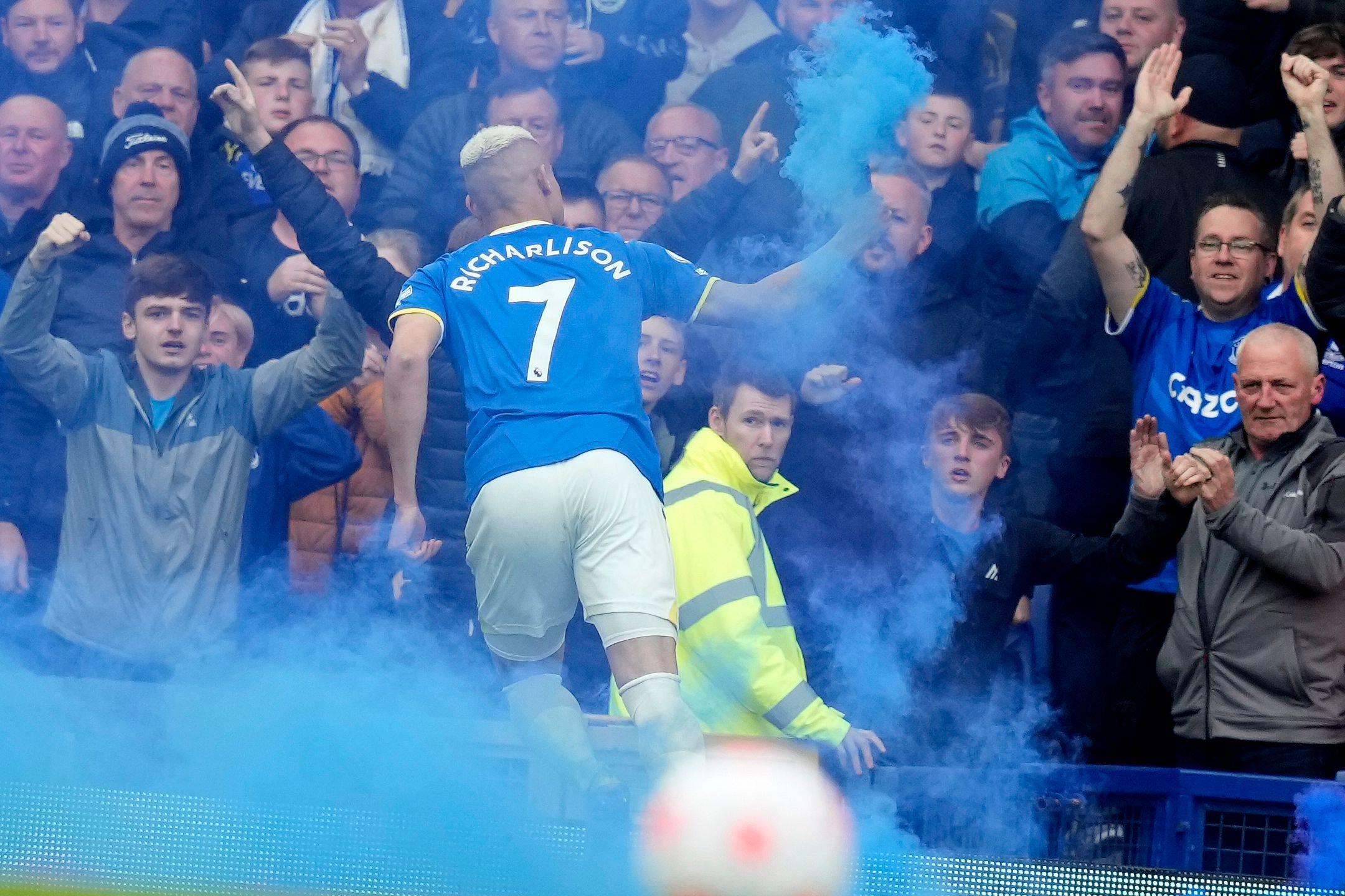 Soccer star throws coin at fans | Daily Mail Online