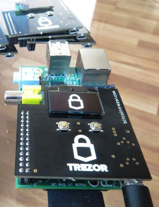 Pitrezor: PiTrezor : A DIY bitcoin hardware wallet based on trezor and raspberry pi zero