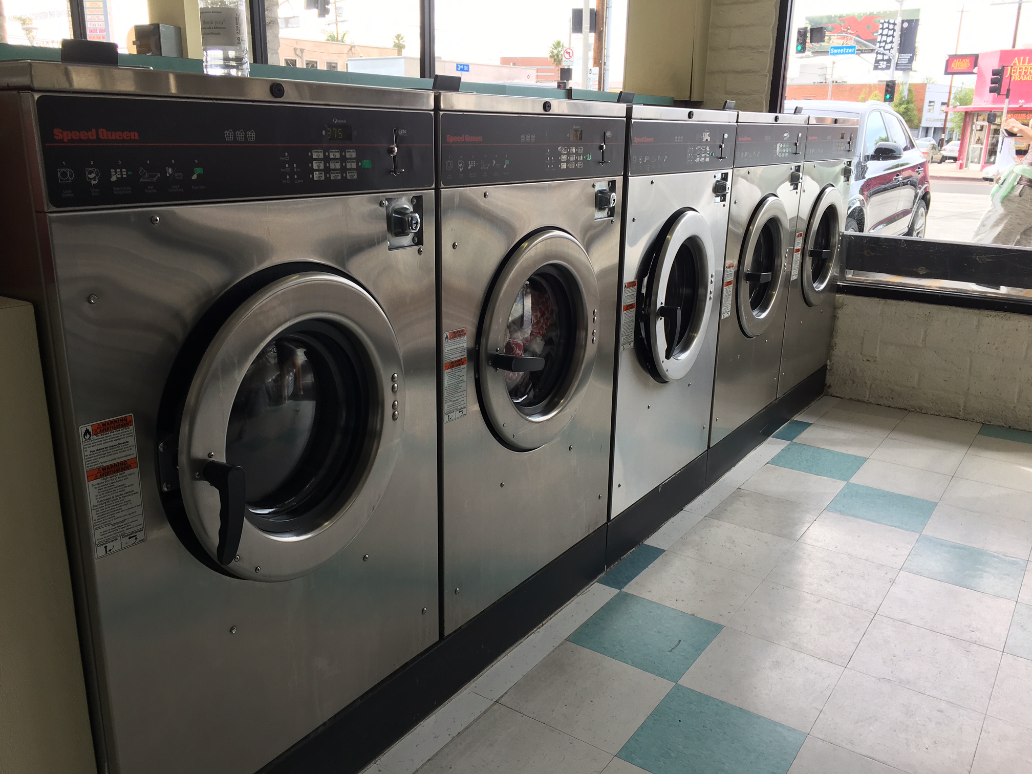 Coin laundromat near West Hollywood, The Grove and Beverly Center — The Washing Machine Laundromat